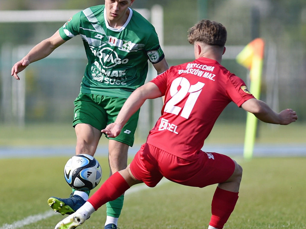 Hurenko główkuje, są punkty.  Drugi z rzędu triumf Mławianki