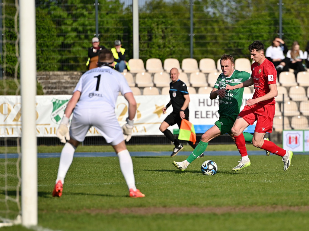 Hurenko główkuje, są punkty.  Drugi z rzędu triumf Mławianki