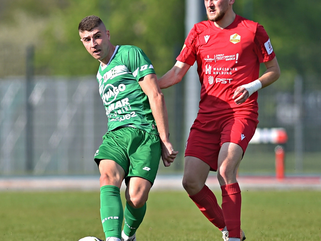 Hurenko główkuje, są punkty.  Drugi z rzędu triumf Mławianki