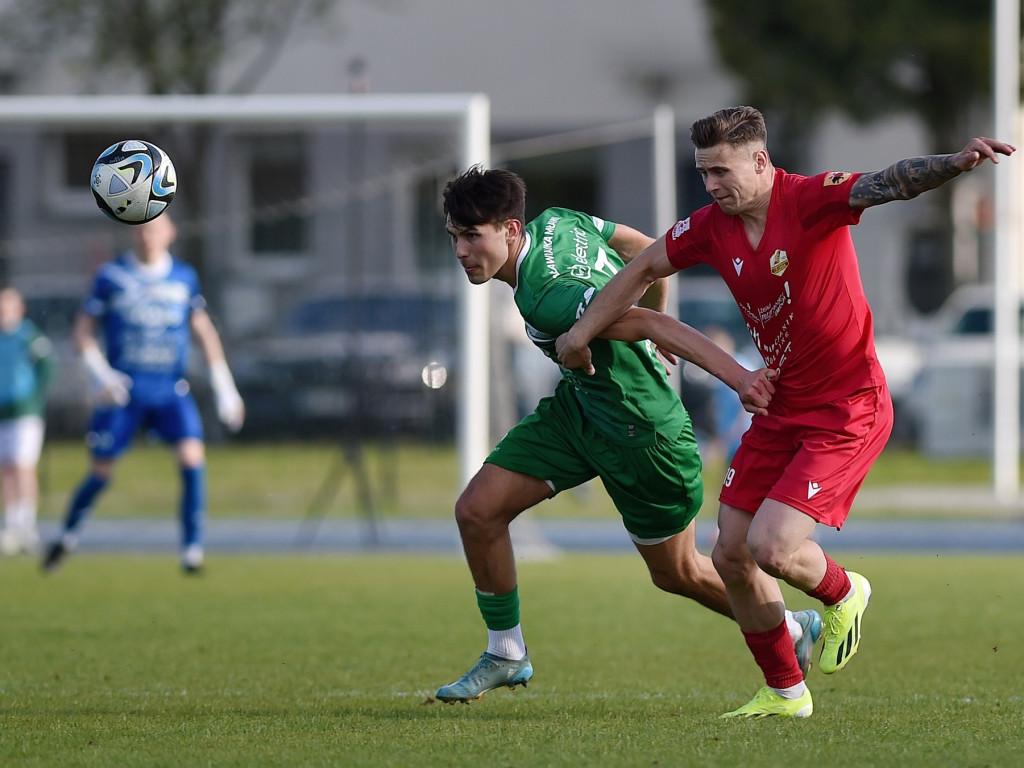 Hurenko główkuje, są punkty.  Drugi z rzędu triumf Mławianki