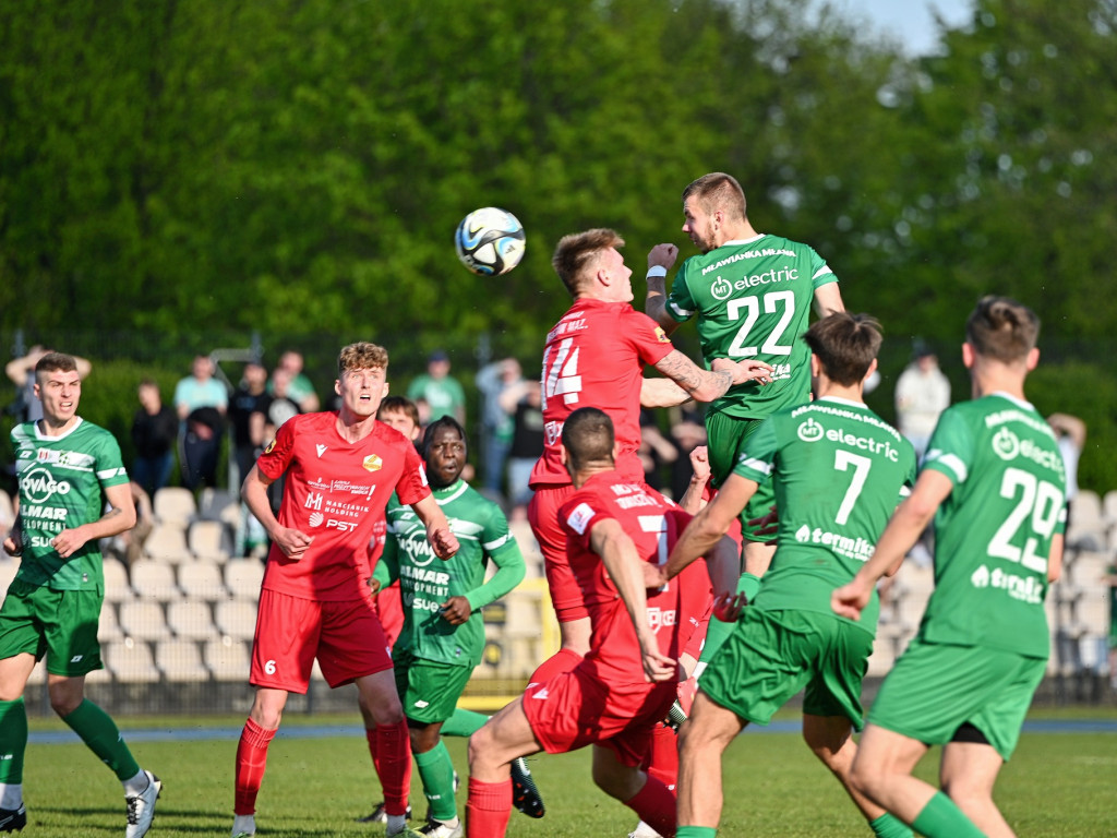 Hurenko główkuje, są punkty.  Drugi z rzędu triumf Mławianki