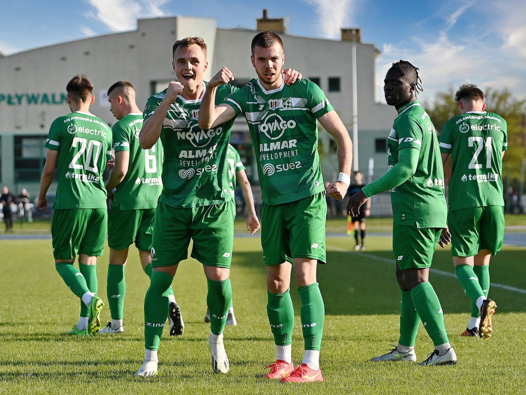 Hurenko główkuje, są punkty.  Drugi z rzędu triumf Mławianki