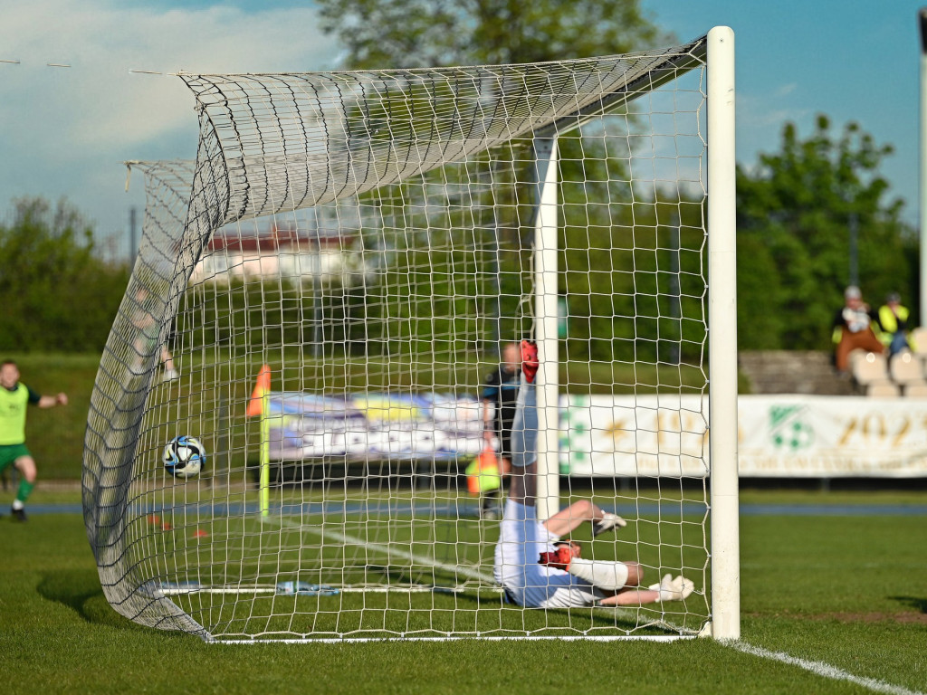 Hurenko główkuje, są punkty.  Drugi z rzędu triumf Mławianki