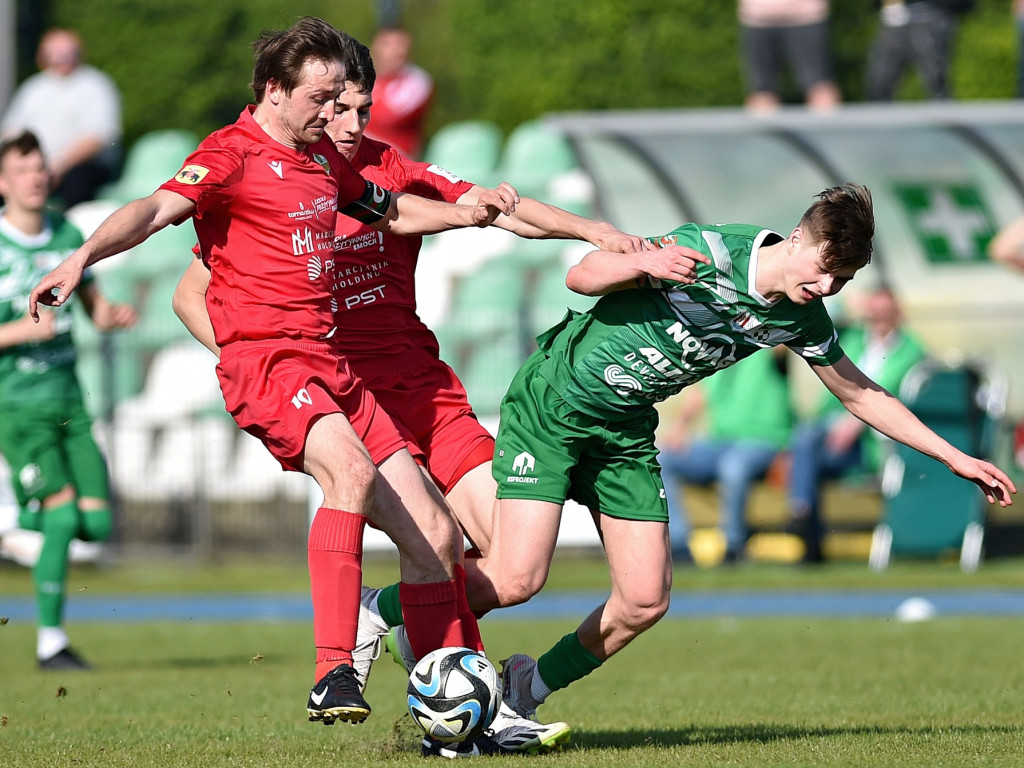 Hurenko główkuje, są punkty.  Drugi z rzędu triumf Mławianki