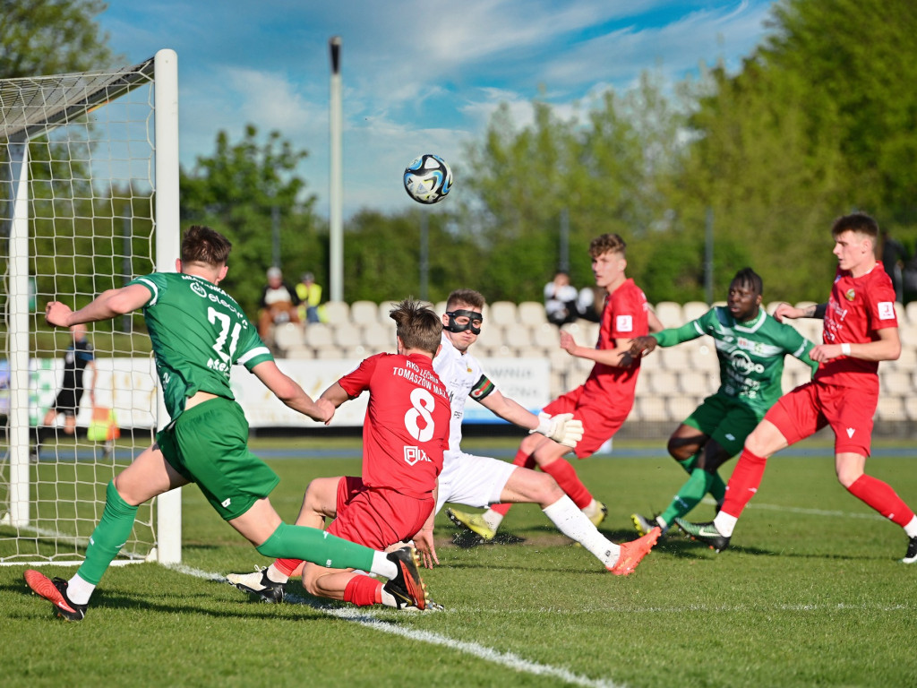 Hurenko główkuje, są punkty.  Drugi z rzędu triumf Mławianki