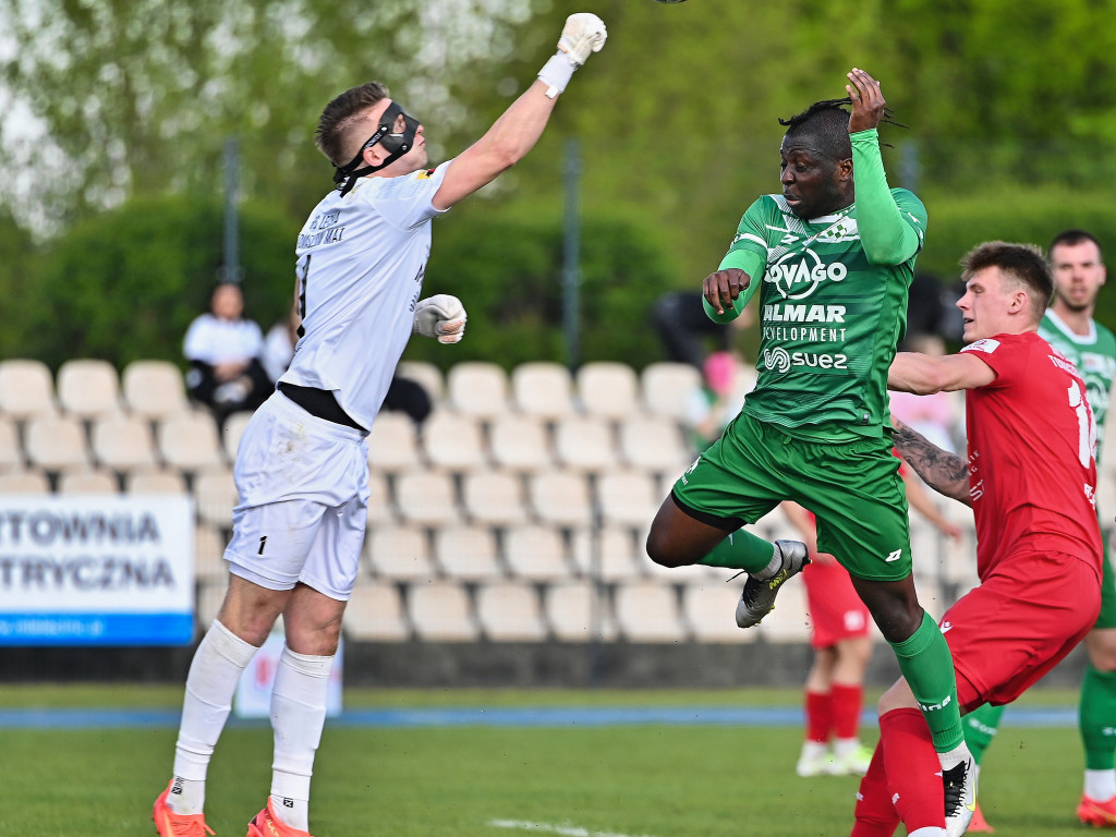 Hurenko główkuje, są punkty.  Drugi z rzędu triumf Mławianki