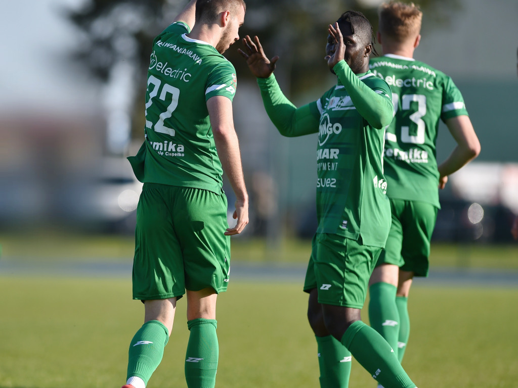 Hurenko główkuje, są punkty.  Drugi z rzędu triumf Mławianki