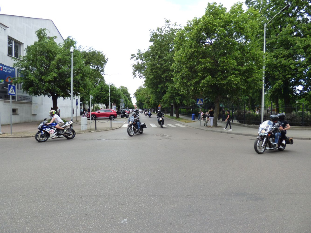Parada motocykli przez Mławę i piknik [FILM, ZDJĘCIA]