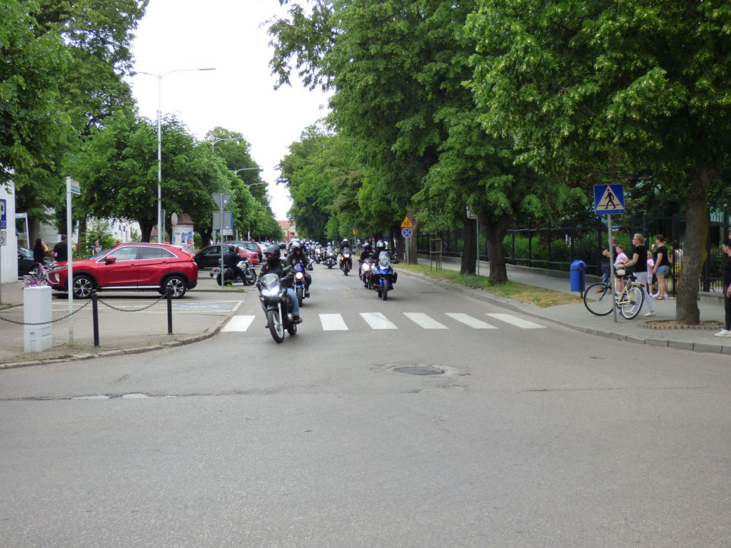 Parada motocykli przez Mławę i piknik [FILM, ZDJĘCIA]