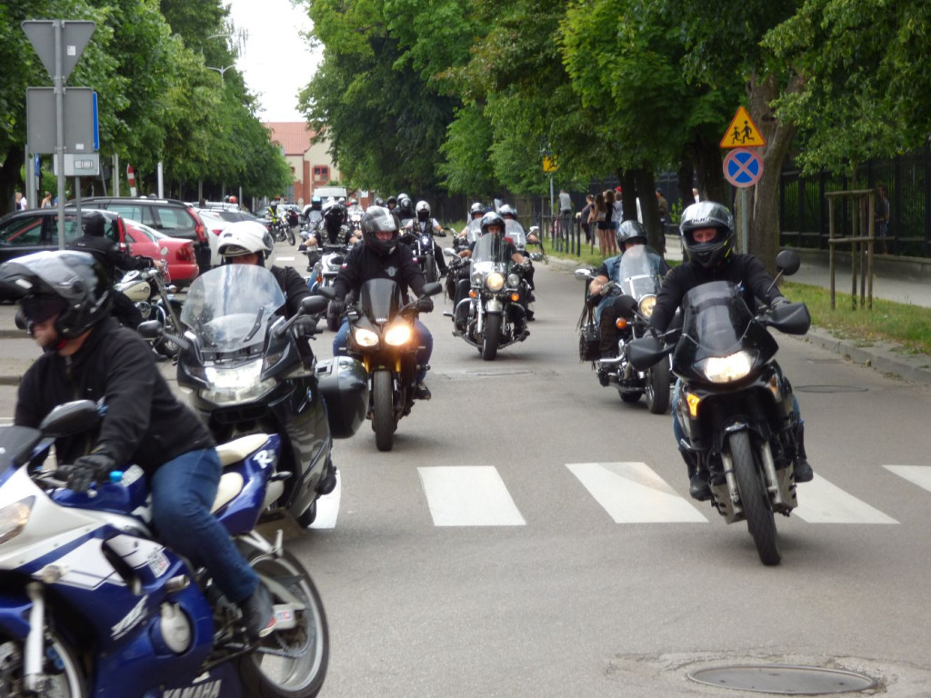 Parada motocykli przez Mławę i piknik [FILM, ZDJĘCIA]