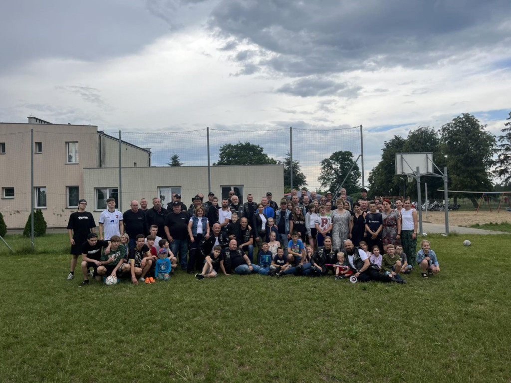 Motocykliści w Domu Dziecka w Kowalewie 