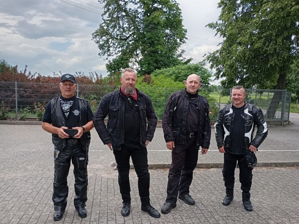 Motocykliści w Domu Dziecka w Kowalewie 