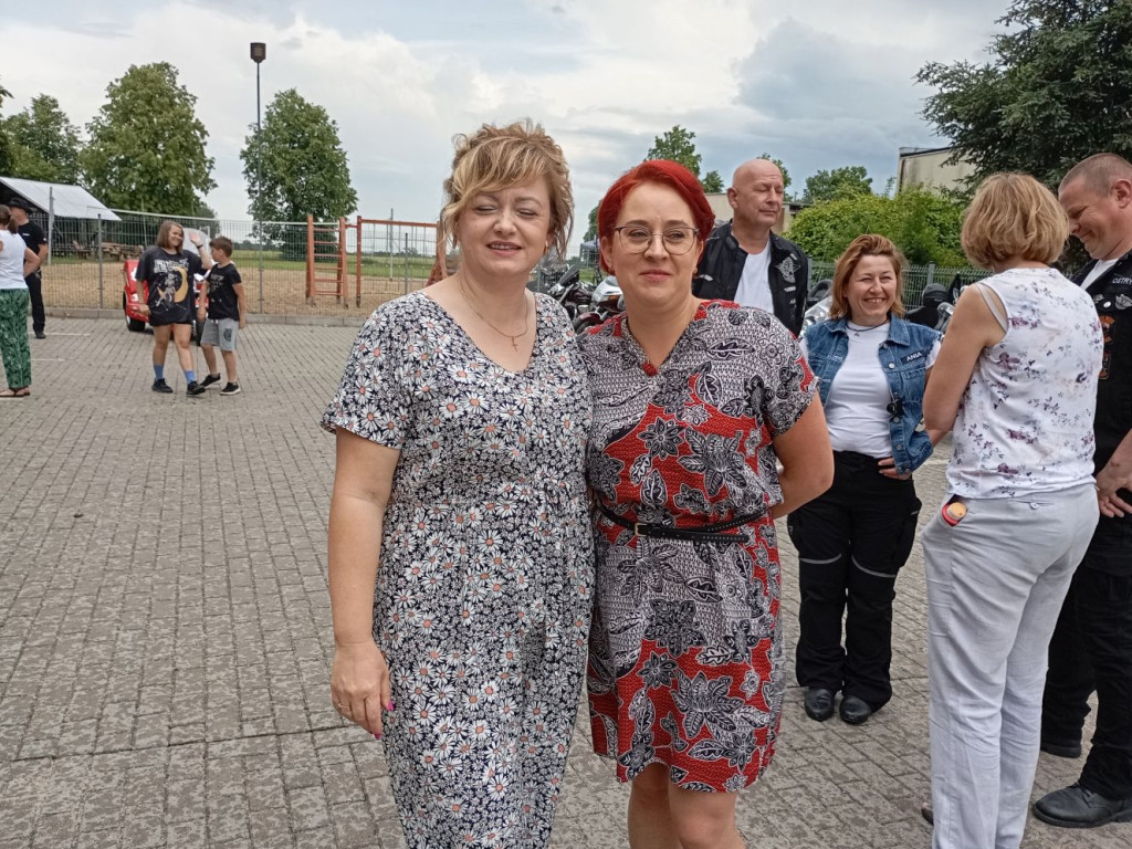 Motocykliści w Domu Dziecka w Kowalewie 