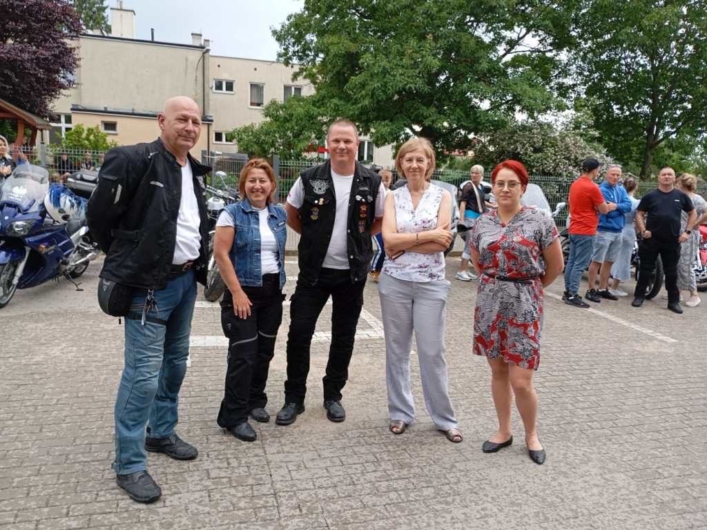 Motocykliści w Domu Dziecka w Kowalewie 