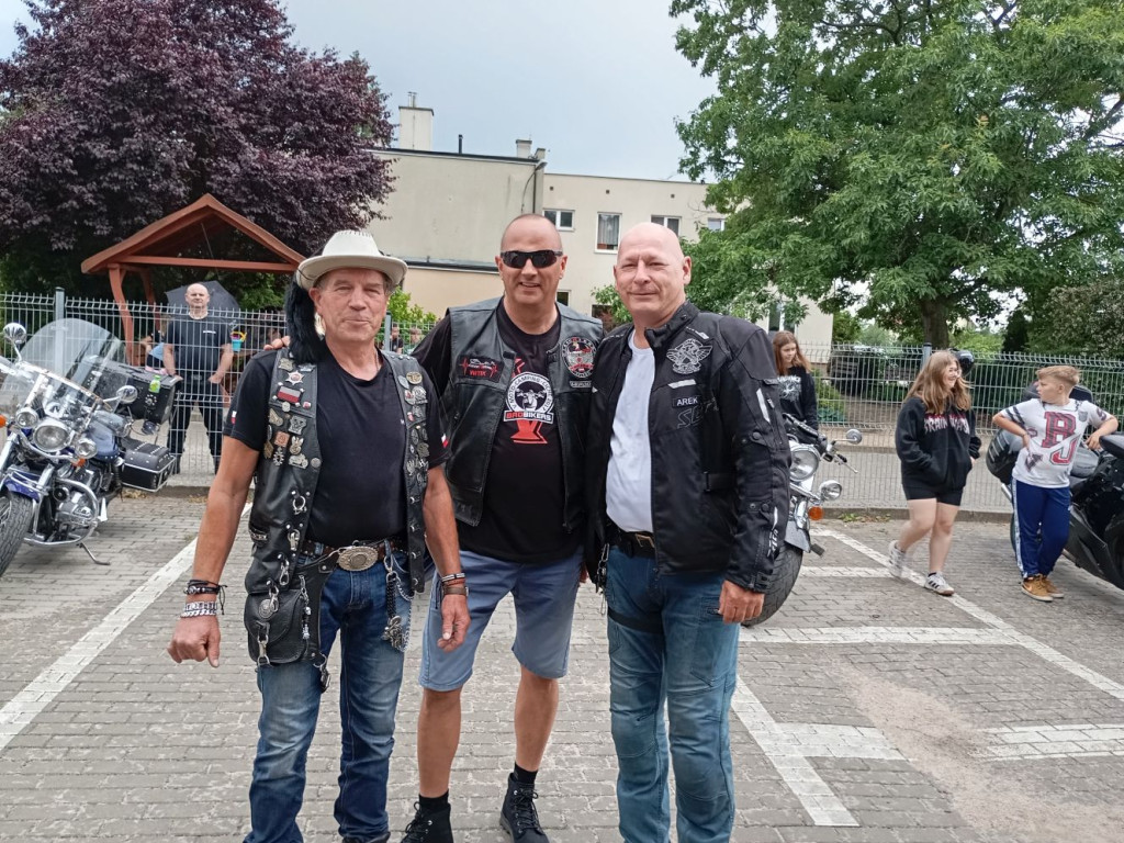 Motocykliści w Domu Dziecka w Kowalewie 