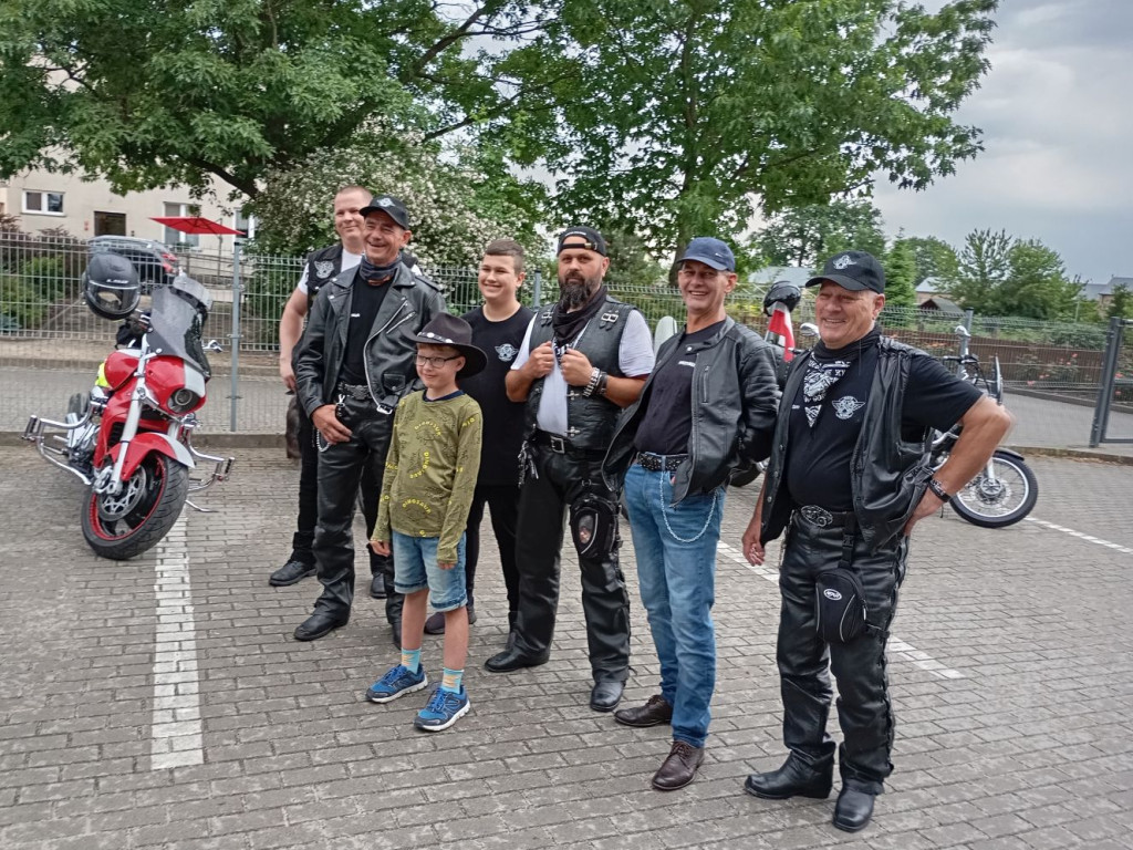 Motocykliści w Domu Dziecka w Kowalewie 