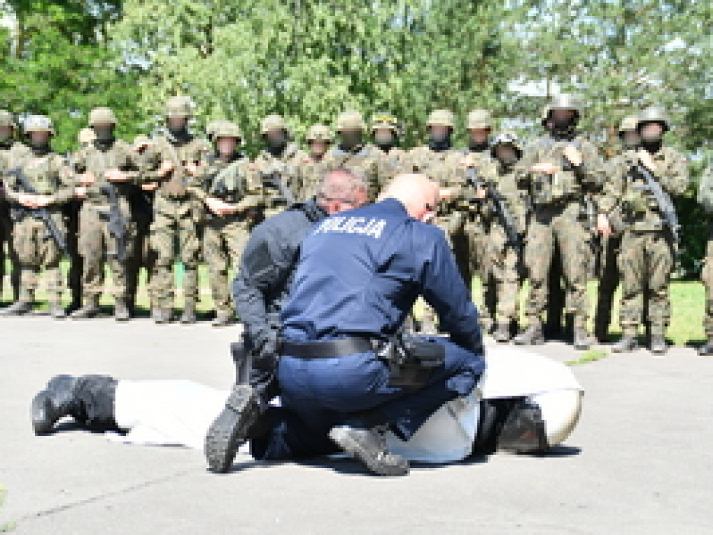 Policjanci szkolą Wojsko Polskie