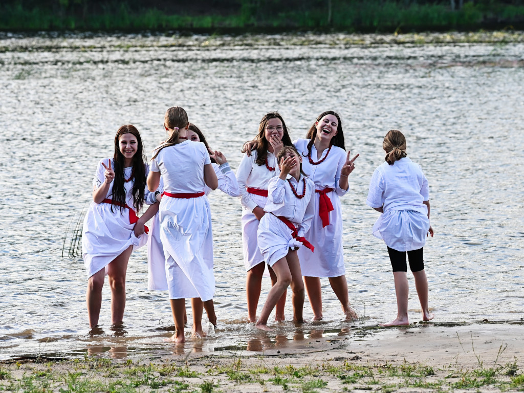 Dziewczęta z wiankami i skoki przez ogień nad Zalewem [ZDJĘCIA]