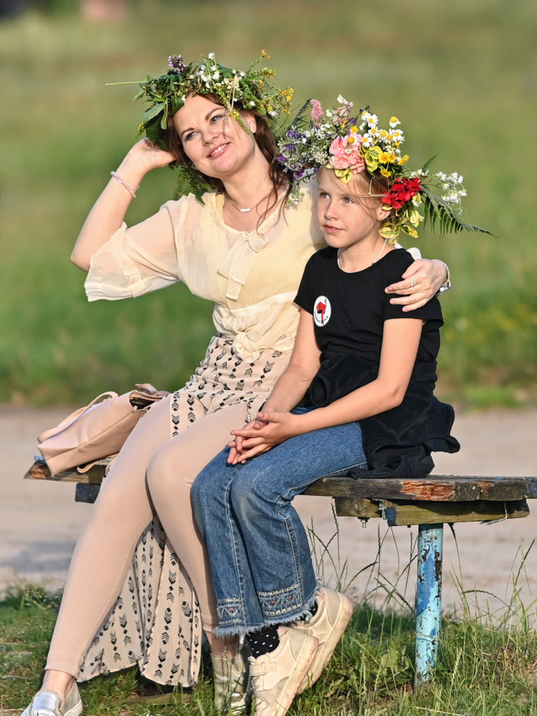 Dziewczęta z wiankami i skoki przez ogień nad Zalewem [ZDJĘCIA]