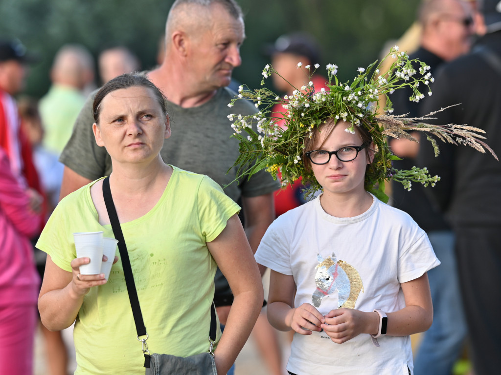 Dziewczęta z wiankami i skoki przez ogień nad Zalewem [ZDJĘCIA]