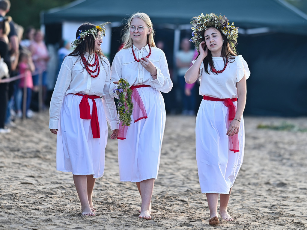 Dziewczęta z wiankami i skoki przez ogień nad Zalewem [ZDJĘCIA]