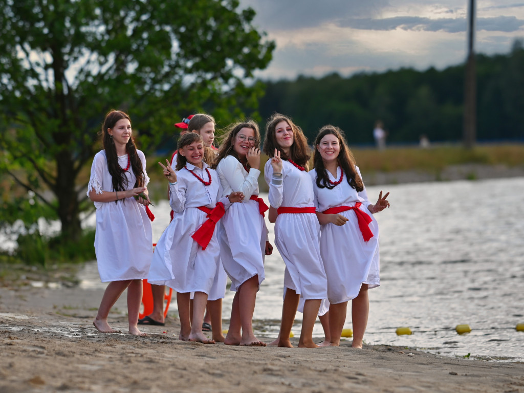 Dziewczęta z wiankami i skoki przez ogień nad Zalewem [ZDJĘCIA]