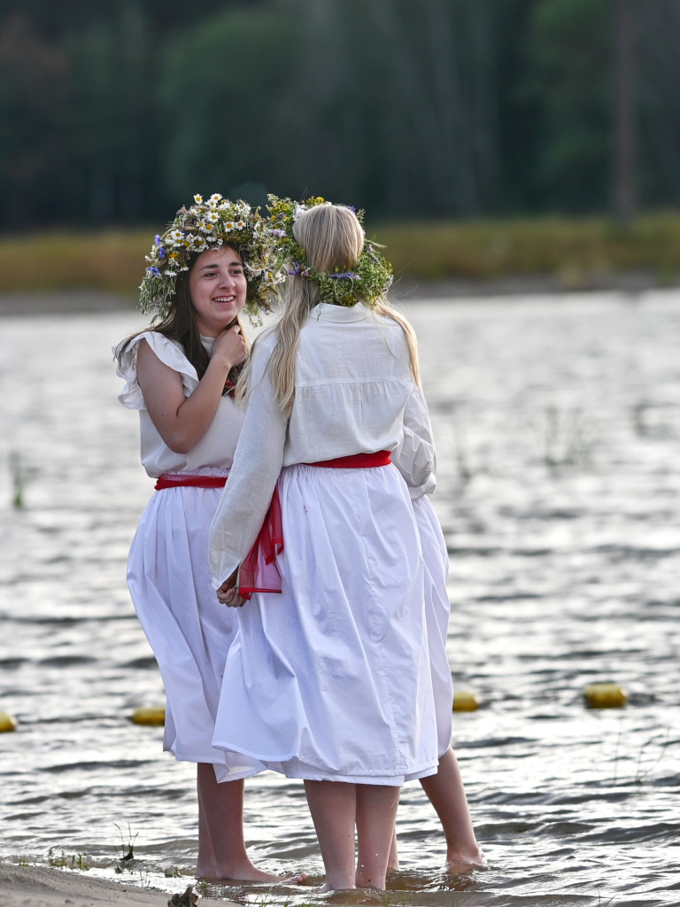 Dziewczęta z wiankami i skoki przez ogień nad Zalewem [ZDJĘCIA]
