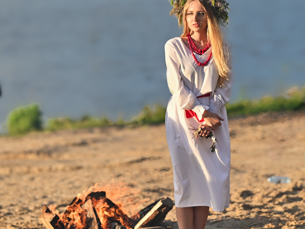 Dziewczęta z wiankami i skoki przez ogień nad Zalewem [ZDJĘCIA]