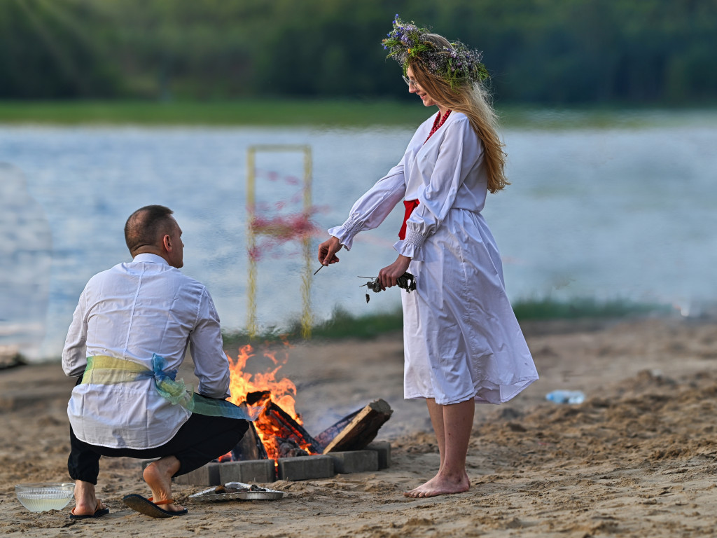 Dziewczęta z wiankami i skoki przez ogień nad Zalewem [ZDJĘCIA]