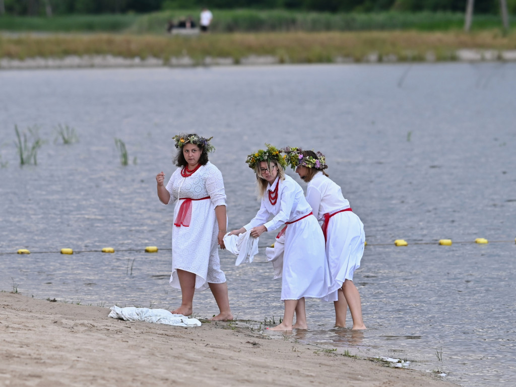 Dziewczęta z wiankami i skoki przez ogień nad Zalewem [ZDJĘCIA]