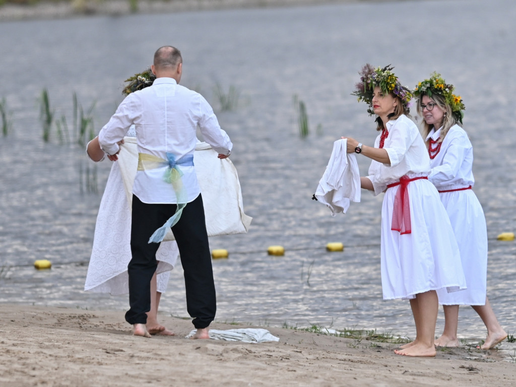 Dziewczęta z wiankami i skoki przez ogień nad Zalewem [ZDJĘCIA]