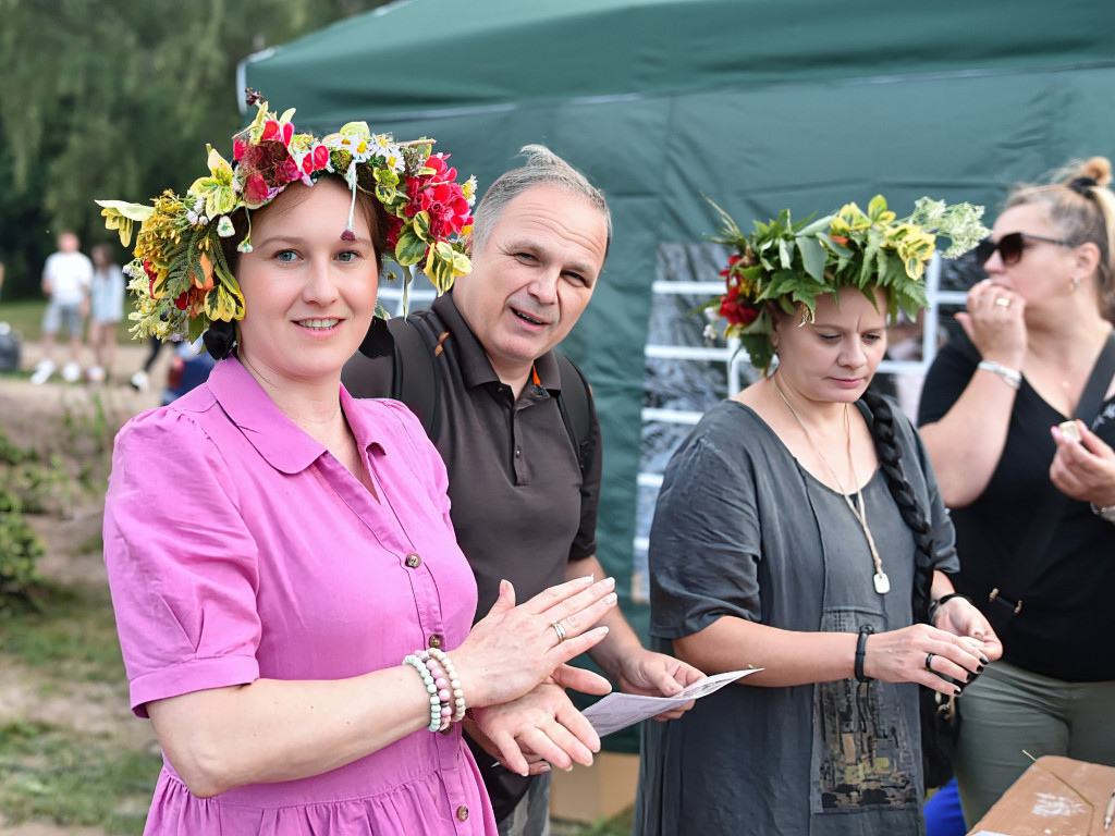 Dziewczęta z wiankami i skoki przez ogień nad Zalewem [ZDJĘCIA]
