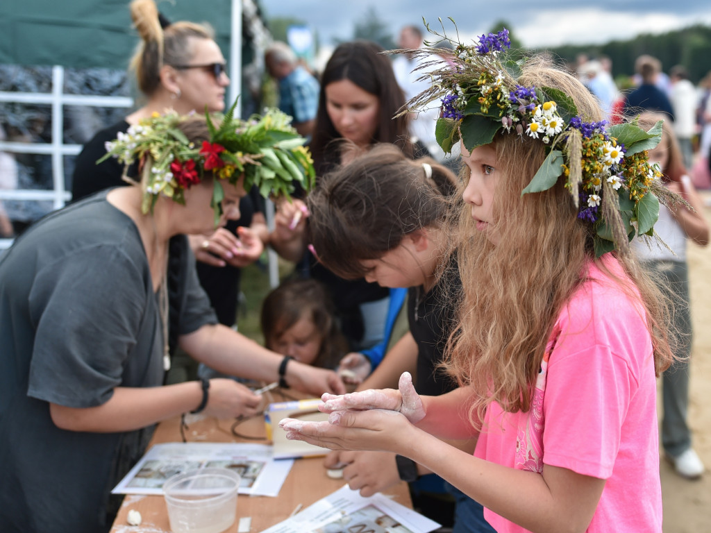 Dziewczęta z wiankami i skoki przez ogień nad Zalewem [ZDJĘCIA]