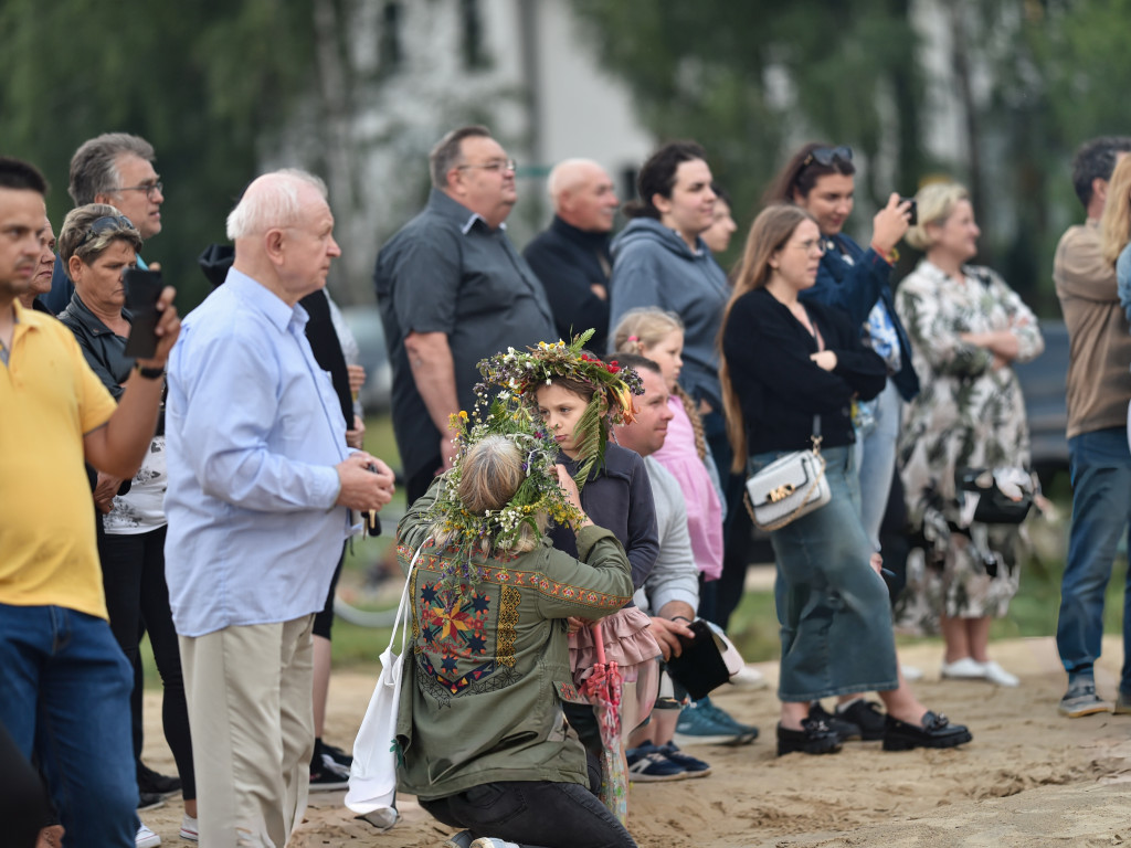 Dziewczęta z wiankami i skoki przez ogień nad Zalewem [ZDJĘCIA]