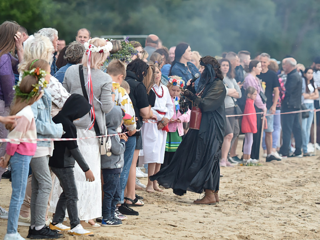 Dziewczęta z wiankami i skoki przez ogień nad Zalewem [ZDJĘCIA]
