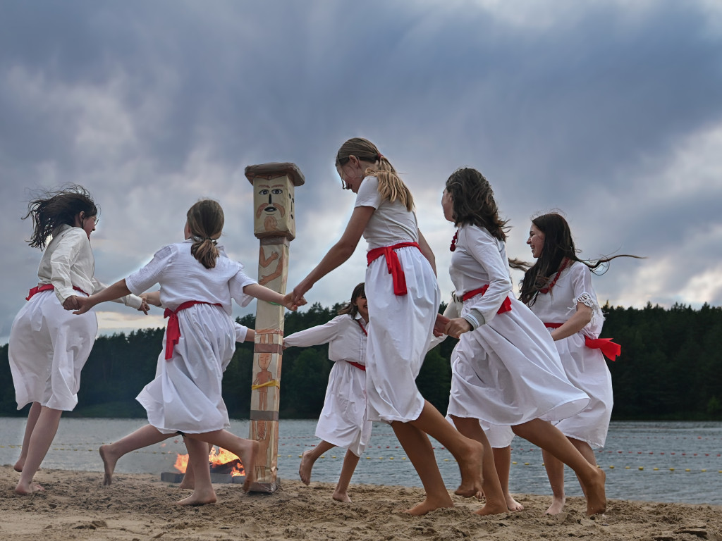 Dziewczęta z wiankami i skoki przez ogień nad Zalewem [ZDJĘCIA]