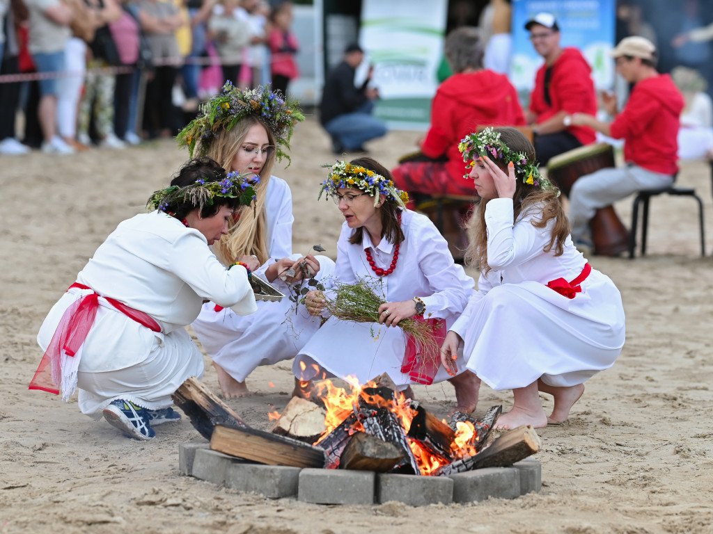 Dziewczęta z wiankami i skoki przez ogień nad Zalewem [ZDJĘCIA]