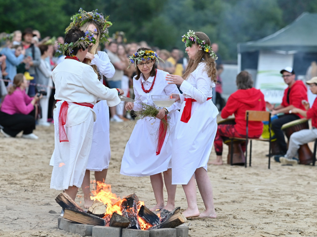 Dziewczęta z wiankami i skoki przez ogień nad Zalewem [ZDJĘCIA]