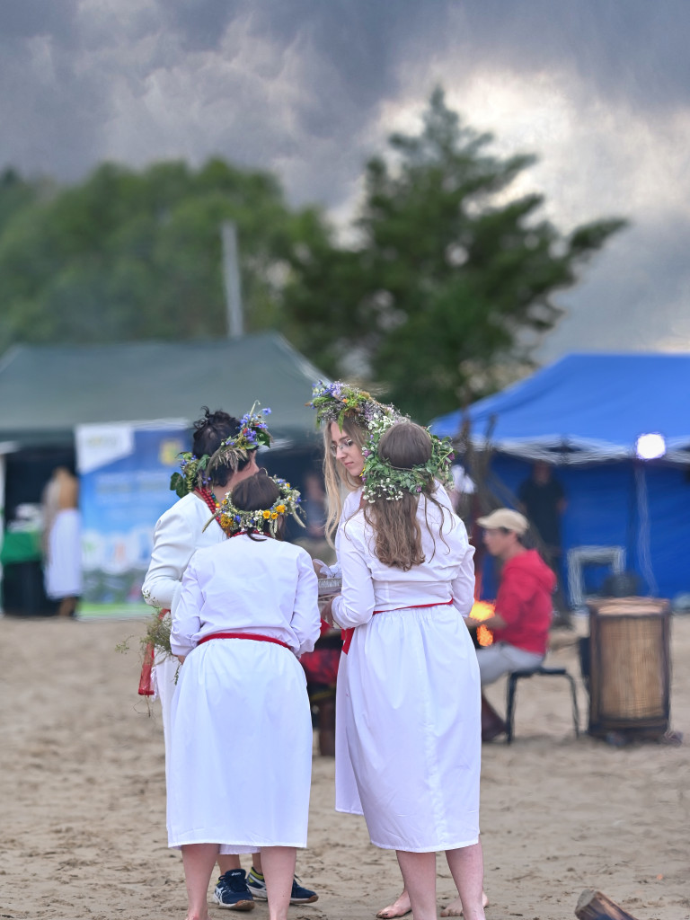 Dziewczęta z wiankami i skoki przez ogień nad Zalewem [ZDJĘCIA]