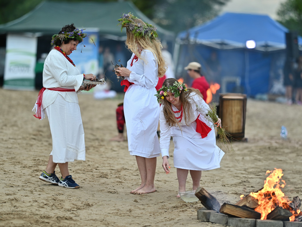 Dziewczęta z wiankami i skoki przez ogień nad Zalewem [ZDJĘCIA]