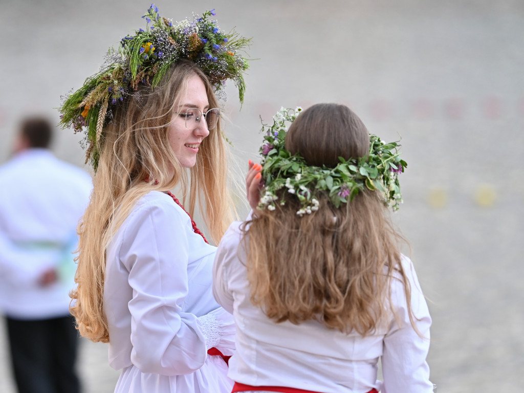 Dziewczęta z wiankami i skoki przez ogień nad Zalewem [ZDJĘCIA]