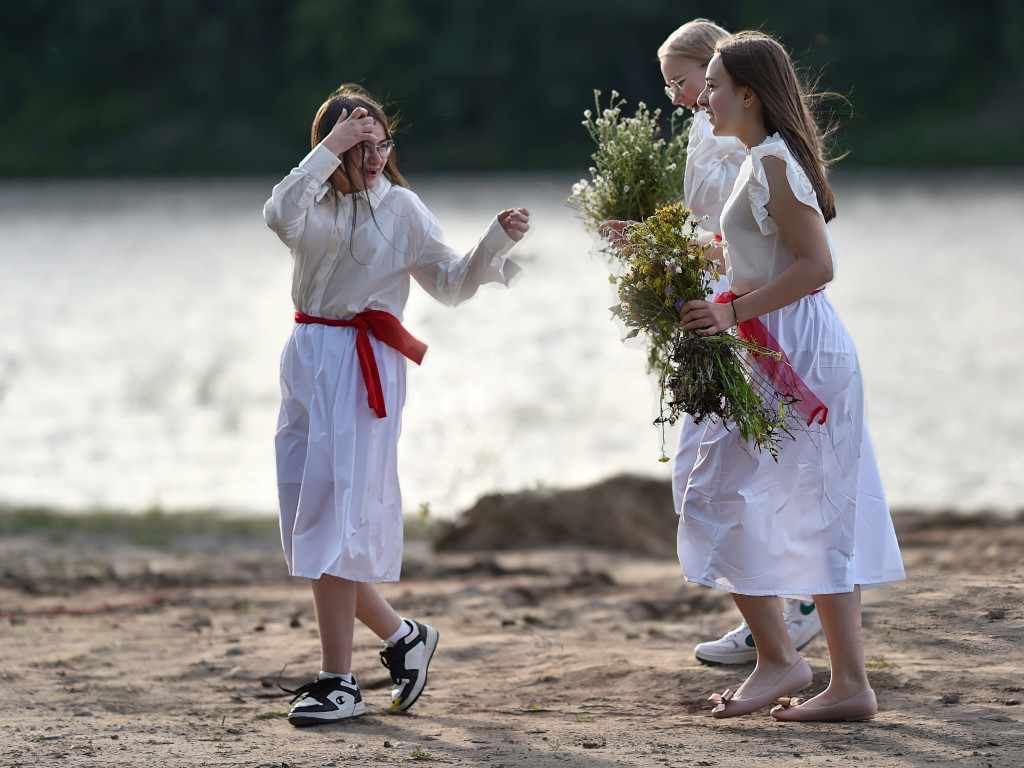 Dziewczęta z wiankami i skoki przez ogień nad Zalewem [ZDJĘCIA]