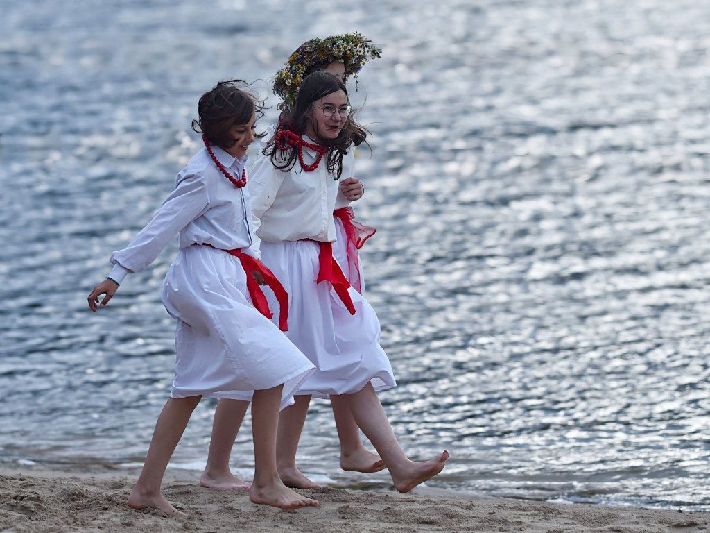 Dziewczęta z wiankami i skoki przez ogień nad Zalewem [ZDJĘCIA]