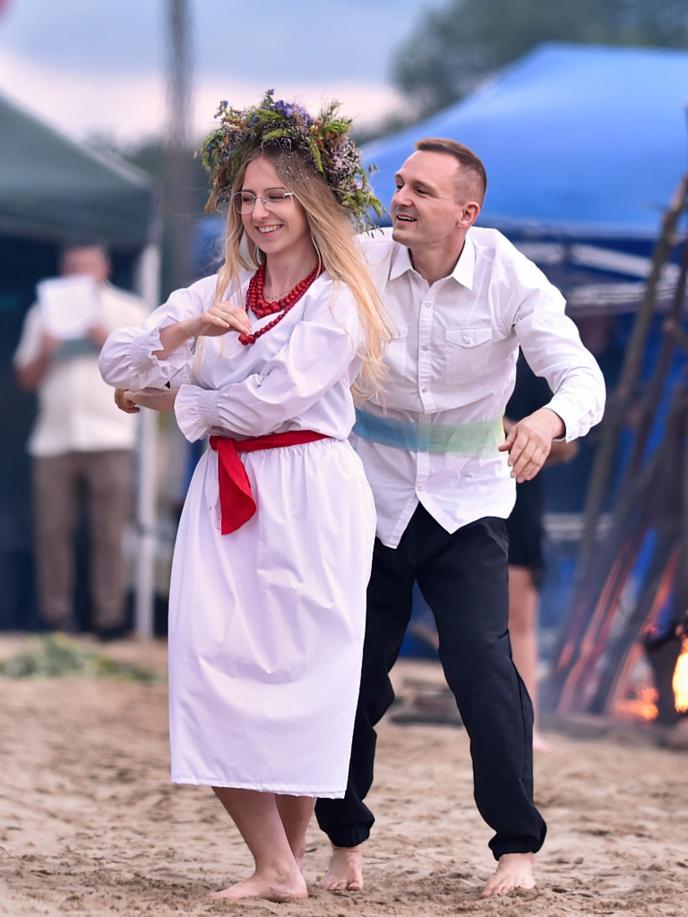 Dziewczęta z wiankami i skoki przez ogień nad Zalewem [ZDJĘCIA]