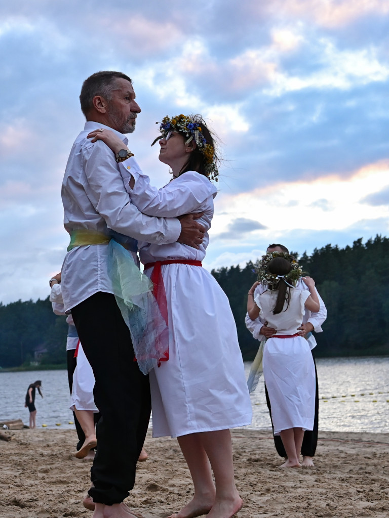 Dziewczęta z wiankami i skoki przez ogień nad Zalewem [ZDJĘCIA]