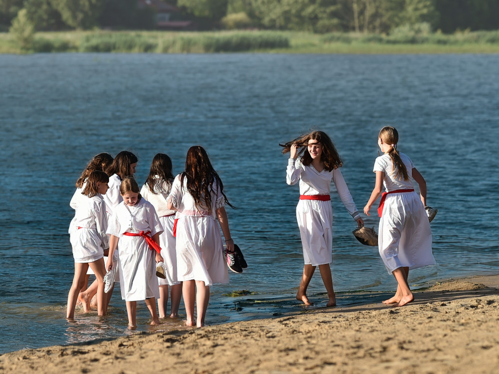 Dziewczęta z wiankami i skoki przez ogień nad Zalewem [ZDJĘCIA]