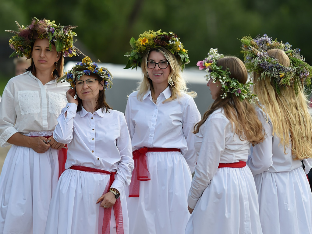 Dziewczęta z wiankami i skoki przez ogień nad Zalewem [ZDJĘCIA]
