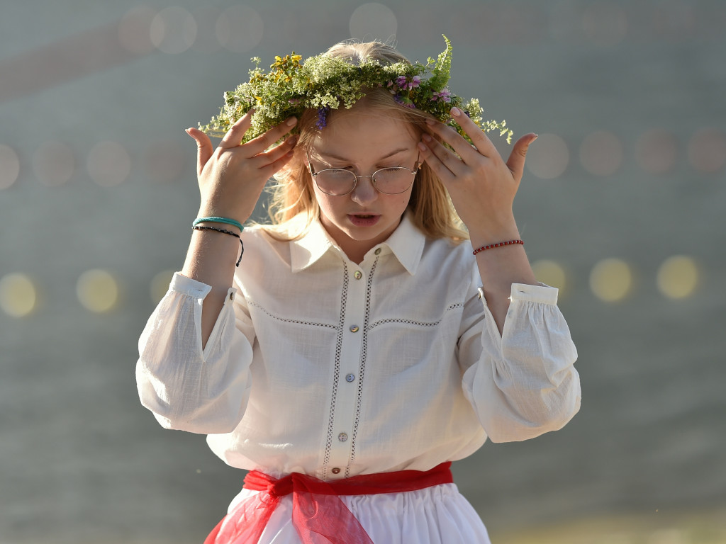 Dziewczęta z wiankami i skoki przez ogień nad Zalewem [ZDJĘCIA]