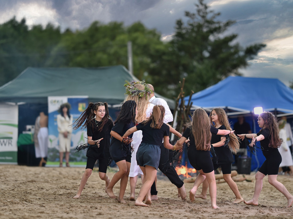 Dziewczęta z wiankami i skoki przez ogień nad Zalewem [ZDJĘCIA]