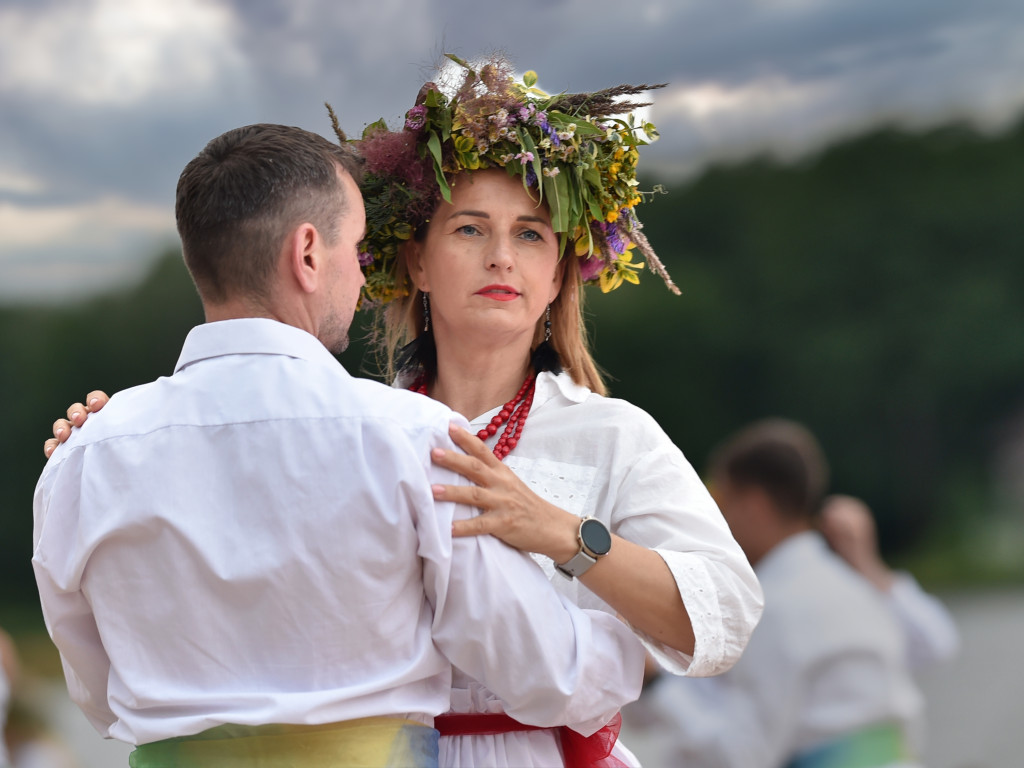 Dziewczęta z wiankami i skoki przez ogień nad Zalewem [ZDJĘCIA]